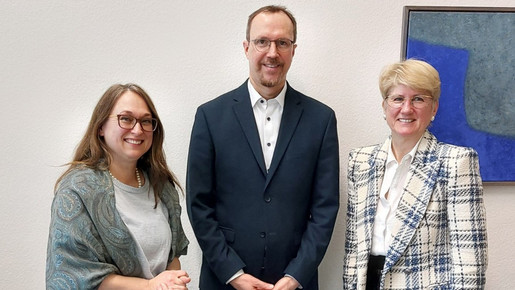 Dr. Christian Järkel, Leiter der Abteilung 1 im Finanzministerium empfängt im März 2024 die Vorsitzende der BBW-Landesfrauenvertretung Heidi Deuschle (rechts) und ihre Stellvertreterin Claudia Grimm zu einem Gedankenaustausch im Finanzministerium.
