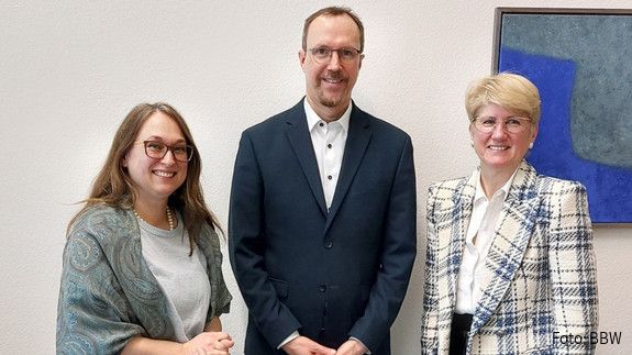 Dr. Christian Järkel, Leiter der Abteilung 1 im Finanzministerium empfängt im März 2024 die Vorsitzende der BBW-Landesfrauenvertretung Heidi Deuschle (rechts) und ihre Stellvertreterin Claudia Grimm zu einem Gedankenaustausch im Finanzministerium.
