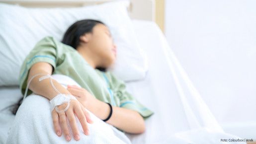 Eine Patientin liegt schlafend in einem Krankenhausbett