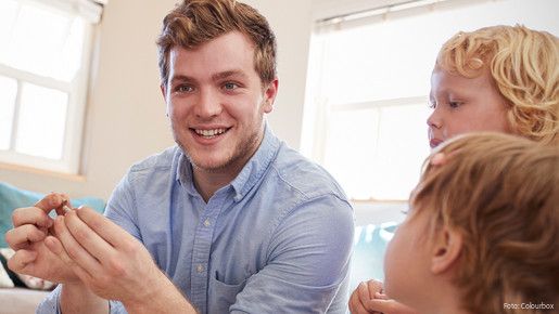 Erzieher mit Kindern in Kindertagesstätte