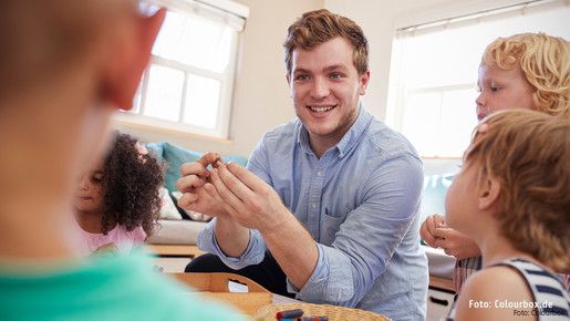 Erzieher mit Kindern in Kindertagesstätte
