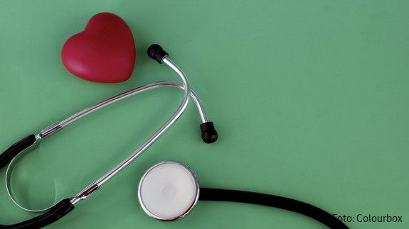 Der 2. Februar ist Tag der Frauenherzgesundheit. patient, doctor, cardiology, disease, stethoscope, hospital, treatment, care, cardiac, science, diagnosis, heartbeat, medical, pulse, examination, instrument, cardio, pressure, check, test, checkup, cardiogram, sick, clinic, illness, background, white, green, natural, health, isolated, nature, beautiful, red, equipment, color, healthy, wooden, heart, hobby, flower, medicine, table, fun, outdoor, game, leaf, closeup, recreation, design