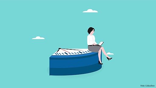 Das Foto ist eine Grafik: Eine Frau sitzt auf dem Viertel einer Uhr, was symbolisiert, dass sie in Teilzeit arbeitet. Sie arbeitet am Laptop.