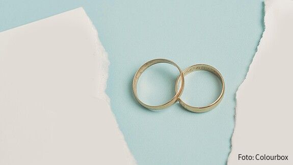 Das Foto zeigt zwei Eheringe, die übereinander liegen. 