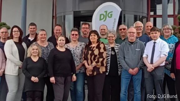 Der DJG-Bundesvorstand auf der Sitzung in Eisenach. Hier wurde die Resolution verabschiedet. Eine Menschengruppe steht mit Blick zur Kamera vor einem Hoteleingang