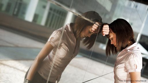 Traurige Frau in Arbeitswelt (Symbolbild)