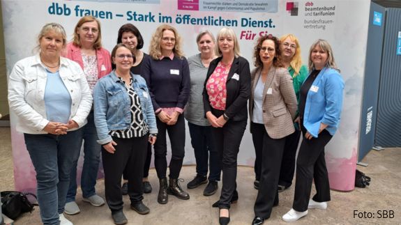 SBB ist dabei: 19. Frauenpolitische Fachtagung Eine Gruppe Frauen steht vor einem grauen Aufsteller