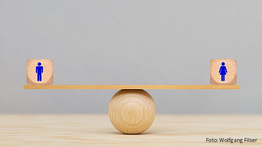 Gleichberechtigung, Mann, Frau, Gleichstellung, gender, Geschlecht, männlich, weiblich, gleiche Rechte, Diskriminierung, Gleichstellung, Geschäft, business, Gerechtigkeit, Geschäftsmann, Geschäftsfrau, Frauenquote, Quotenfrau, Recht, Gesetz, Gleichheit, Kultur, Gesellschaft, transgender, sozial, Arbeit, Job, Position, Kooperation, Fairness, Vorstand, Aufsichtsrat, Geschäftsleitung, Quote, Beruf, Arbeitsplatz, Karriere, Emanzipation, Unterdrückung, Symbol, Würfel, zeichen, Paragraf, Symbolbild, Konzept, abstrakt