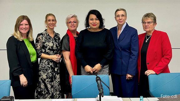Hauptversammlung - Geschäftsführung der dbb frauen Das Gruppenfoto zeigt die Geschäftsführung der dbb frauen: Synnöve Nüchter, Tanja Küsgens, Sabine Schuhmann, Milanie Kreutz, Michaela Neersen und Elke Janßen.