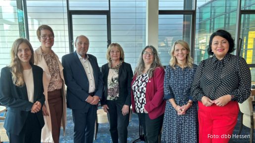 Eine Menschengruppe steht Schulter an Schulter und blickt in die Kamera.