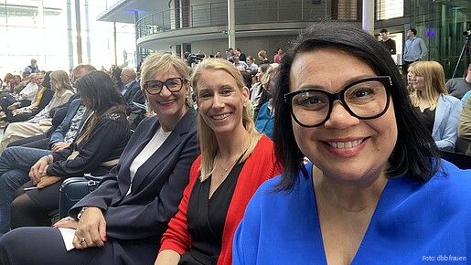 Gruppenselfie von drei Frauen in einem Regierungsgebäude