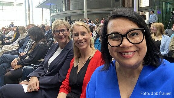 Gruppenselfie von drei Frauen in einem Regierungsgebäude