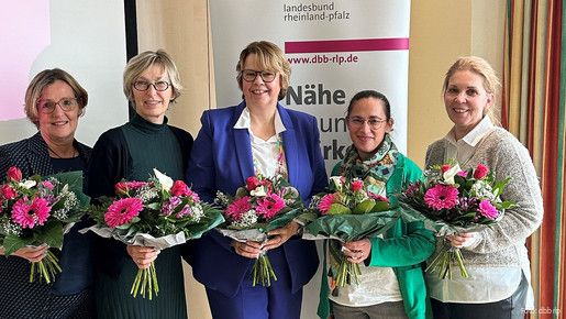 Foto der neuen fünfköpfigen Geschäftsführung